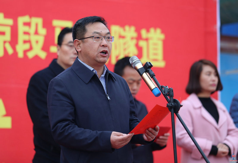 2、甘肅省公路建設管理集團有限公司總經(jīng)理張曉軍在貫通典禮上講話。.jpg