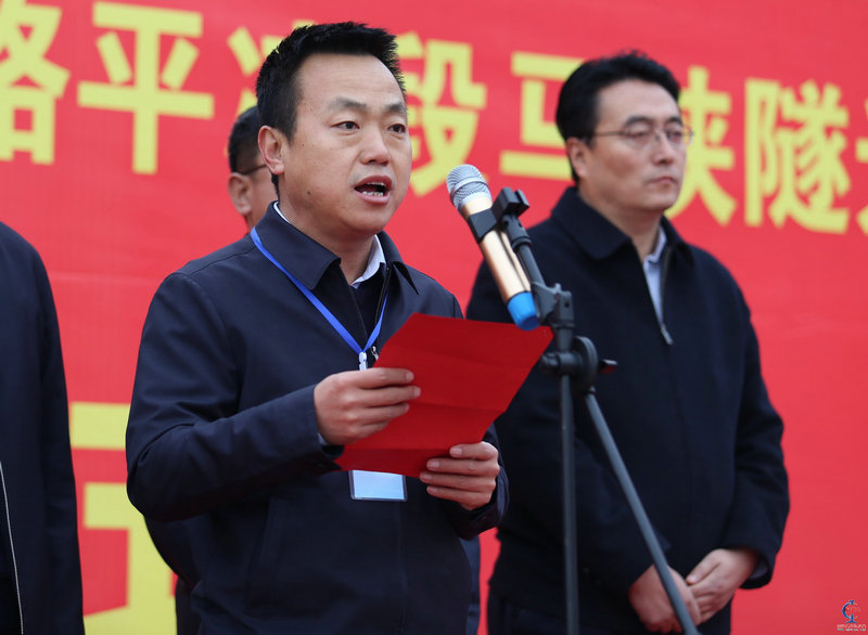 1、圖為中鐵直來直去下一局三公司副總經(jīng)理、項目經(jīng)理魏惠民主持貫通慶典儀式。.jpg