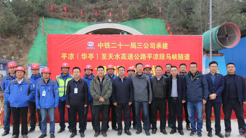 9、參加慶典的各位領導與建設者合影。.jpg